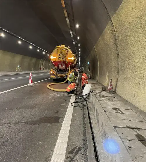 惠山隧道排水渠清淤